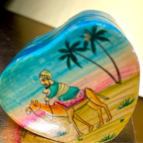 VINTAGE UNIQUE MEDITERRANEAN CAMEL & RIDER DESERT SCENE HEART SHAPED TRINKET BOX - Picture 8 of 10